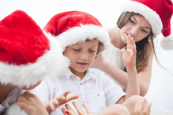 Barnen samlas för en familj bild xmas dag på stranden i los angeles — Stockfoto