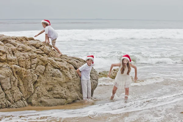 Bambini che si riuniscono per una famiglia Foto di Natale alla spiaggia di Los Angeles — Foto Stock