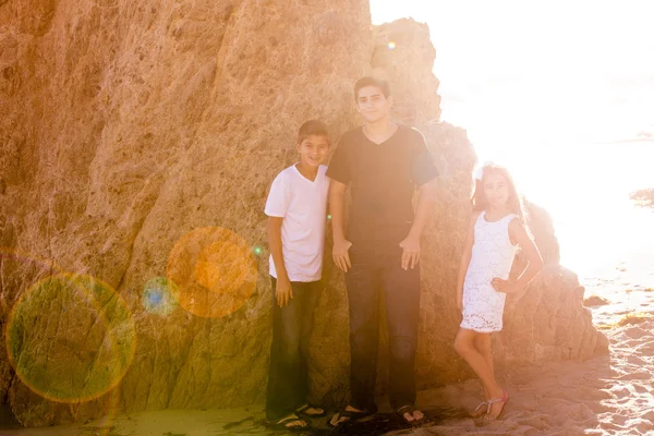 Familia en la playa posando — Foto de Stock