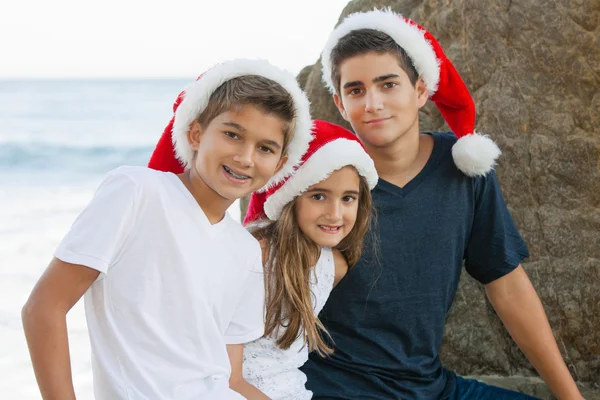 Retrato de família de Natal na praia em Malibu, Califórnia — Fotografia de Stock