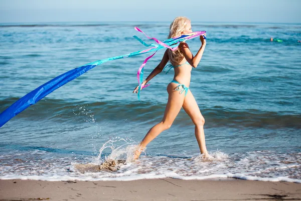 Mujer bonita volando una cometa — Foto de Stock