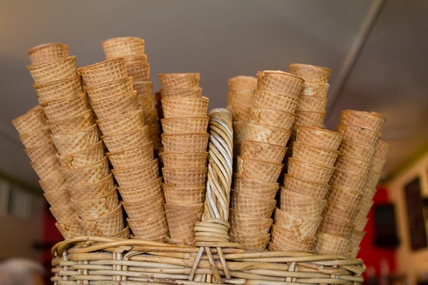 Wafel kegels in een ijs winkel — Stockfoto