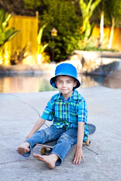 Lindo niño en el monopatín — Foto de Stock