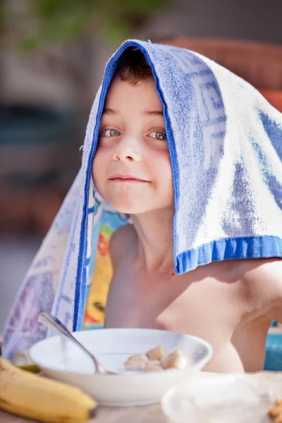 Kind afwerking ontbijt — Stockfoto