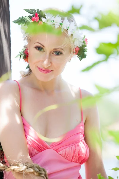 Mujer hermosa en la naturaleza — Foto de Stock