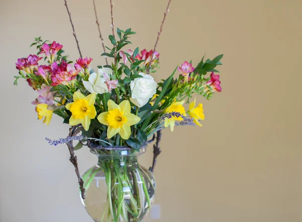 Vaas van gemengde Lentebloemen op een elegante tafel voor Moederdag — Stockfoto