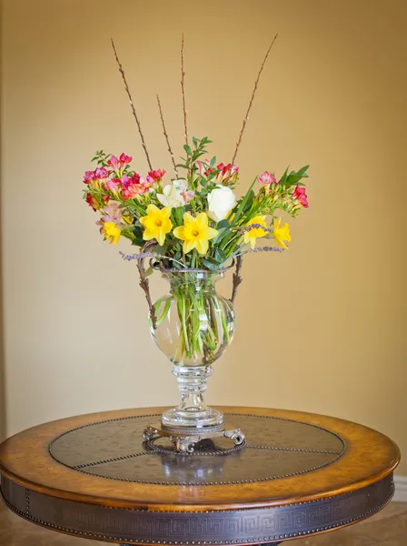 Wazon mieszanych wiosennych kwiatów na elegancki stół na dzień matki — Zdjęcie stockowe