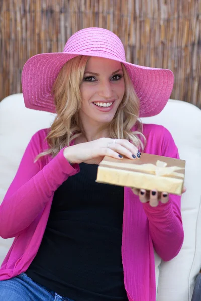 Hübsche Frau in rosa — Stockfoto