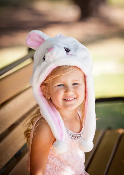 小兔子帽子的漂亮姑娘 — 图库照片