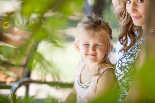 Madre e hija sonriendo — Foto de Stock