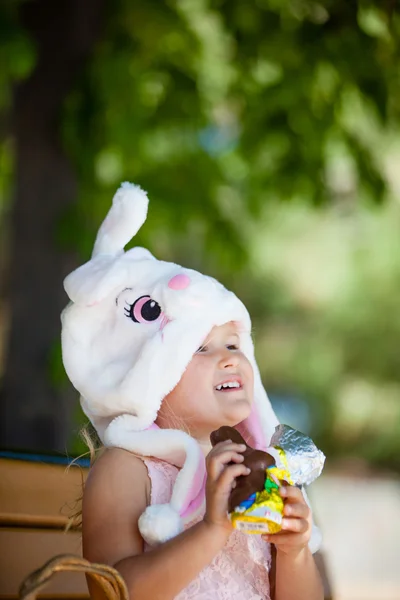 Schattig peuter met Pasen-candy — Stockfoto