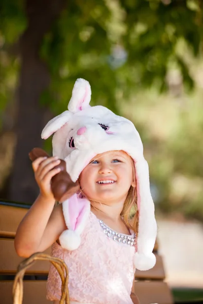 漂亮的年轻女孩在小兔子的帽子和巧克力 — 图库照片