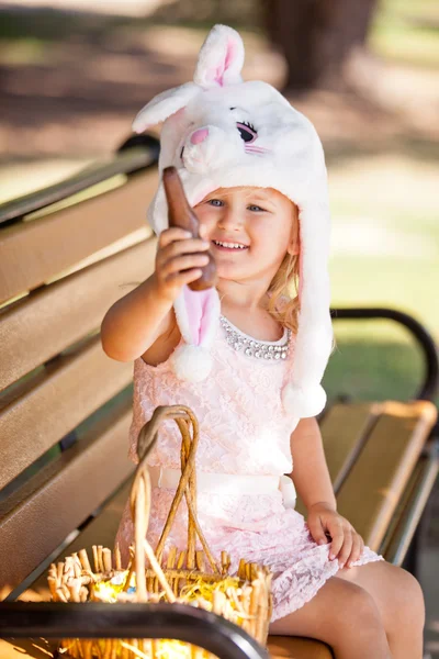 Όμορφη νεαρή κοπέλα σε ένα λαγουδάκι καπέλο και σοκολάτα — Φωτογραφία Αρχείου