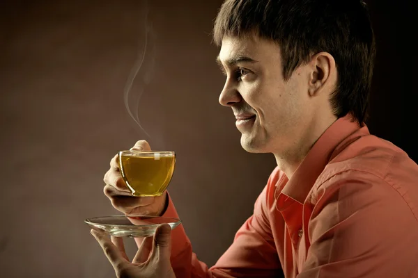 Красивий чоловік з чаєм — стокове фото