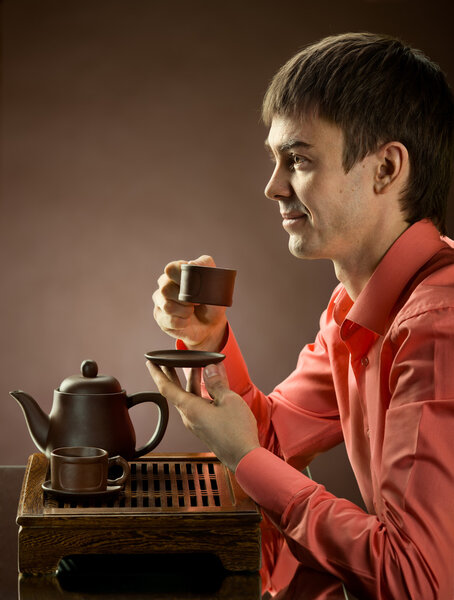 Человек с чаем
