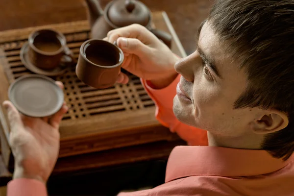 Homem com chá — Fotografia de Stock