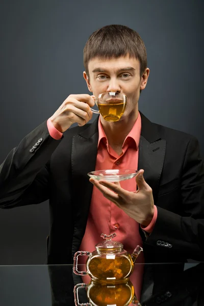 Uomo con tè — Foto Stock