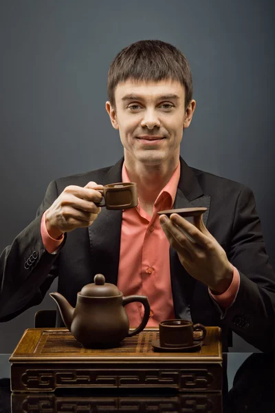 Людина з чаєм — стокове фото