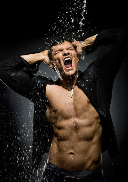 Мышечный сексуальный парень
