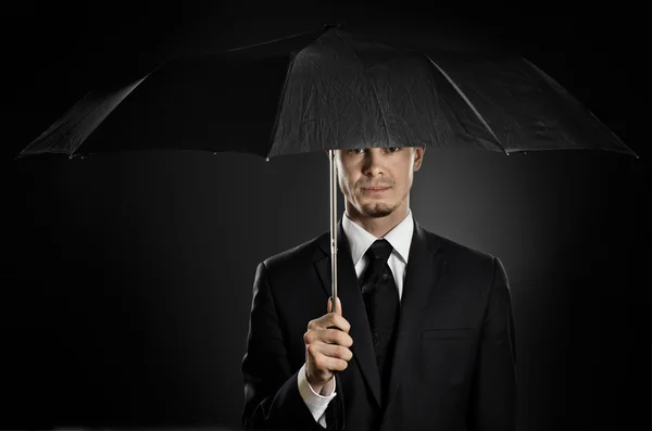 Geschäftsmann mit Regenschirm — Stockfoto