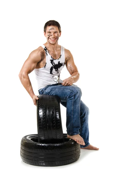 Dělník držení gumových pneumatik — Stock fotografie