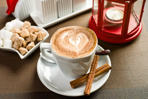 Vit kopp med kaffe - cappuccino — Stockfoto