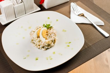 Beyaz seramik tabak salata ile