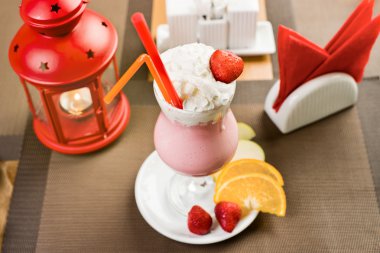 çilekli süt ile cam