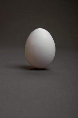 Bir beyaz yumurta.