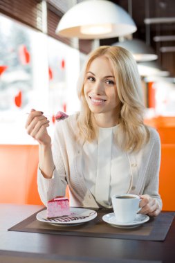 kahve veya çay ile tatlı yeme kadın