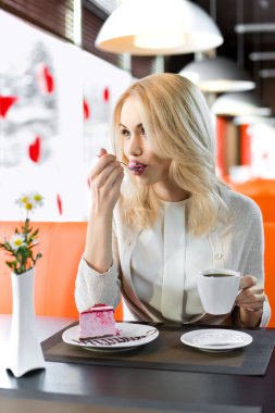 kahve veya çay ile tatlı yeme kadın