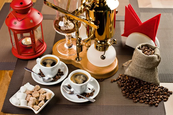 Tassen mit schwarzem Kaffee und Geysir-Kaffeekanne — Stockfoto