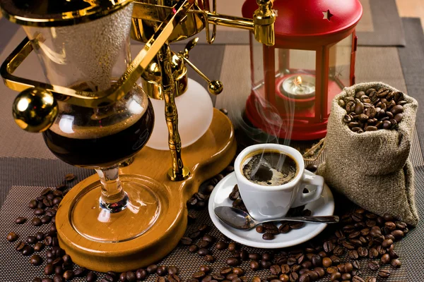 Heißer schwarzer Kaffee und Geysir-Kaffeekanne — Stockfoto