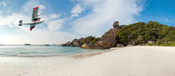 Гідролітак, що пролітає над скелястим пляжем у Таїланді. — стокове фото