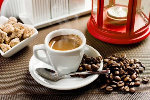 Bílý hrnek s horké černé kávy — Stock fotografie
