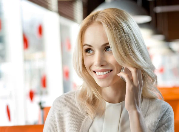 Kadın telefonu café Talk — Stok fotoğraf