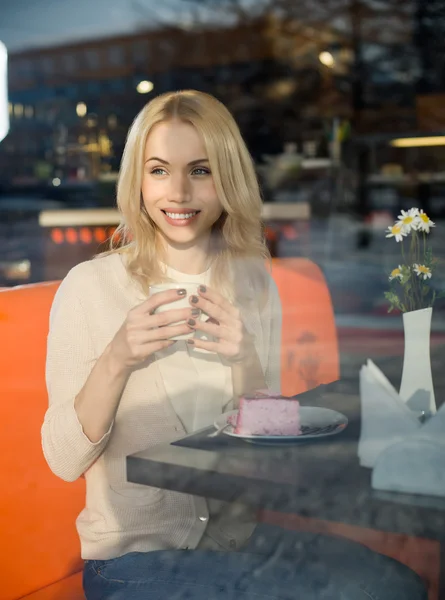 Mujer joven en la cafetería — Foto de Stock