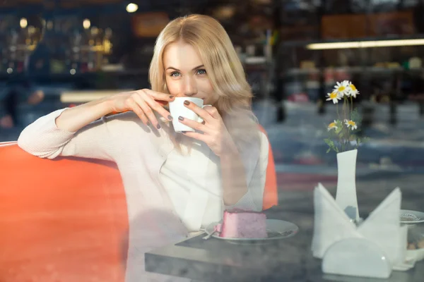 Giovane donna in caffè — Foto Stock