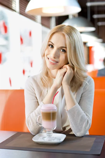 Žena v kavárně a pití kávy koktejl — Stock fotografie