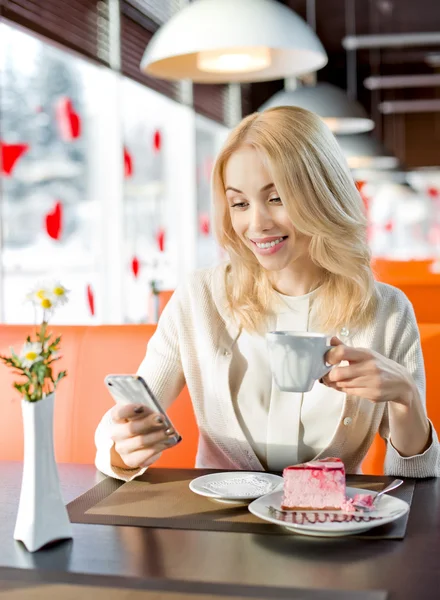 Жінка в кафе з телефоном — стокове фото