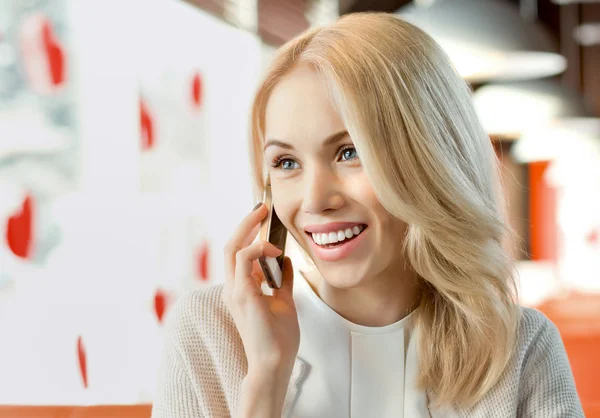 Mulher no Café falar por telefone — Fotografia de Stock