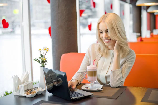Woman in Cafe with notebook — Stock Photo, Image