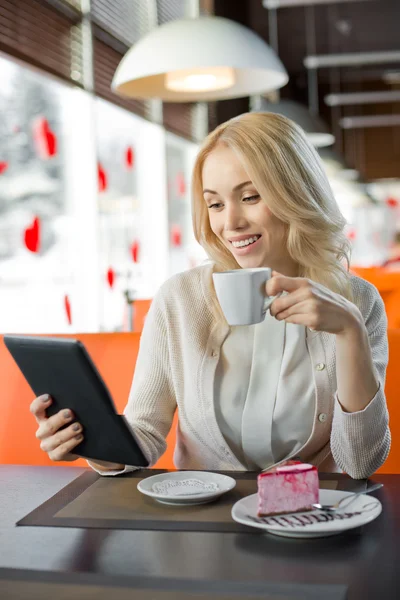 Жінка в кафе з пласким комп'ютером — стокове фото