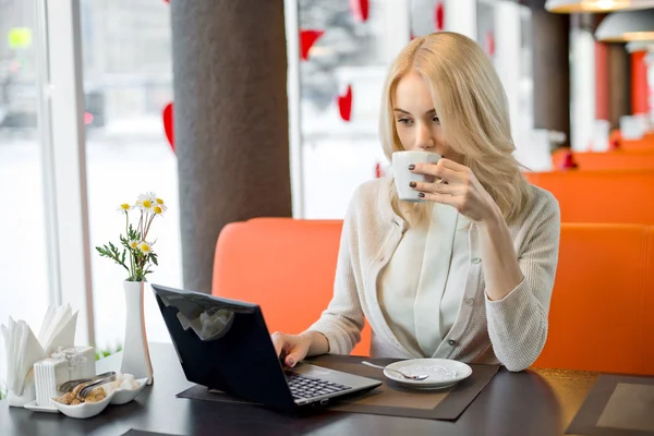 Donna in caffè con computer portatile — Foto Stock