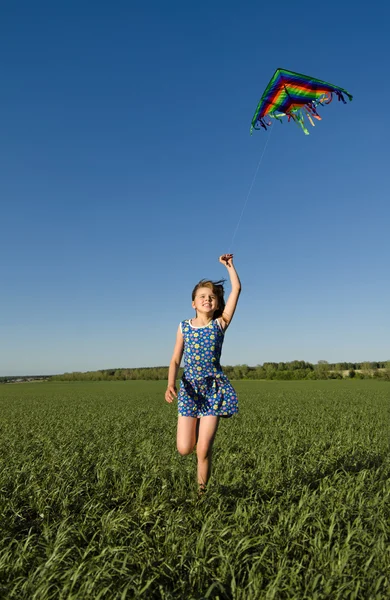Девушка быстро бежит с воздушным змеем — стоковое фото