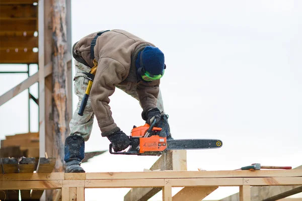 Workman med bensindrivna såg — Stockfoto