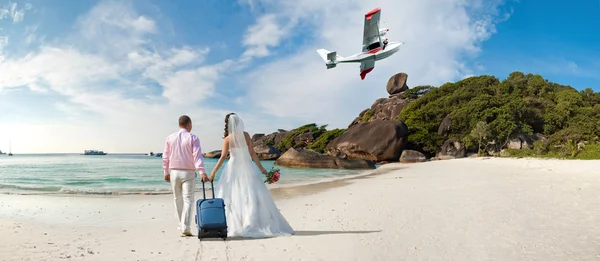 Newly married couple in honeymoon — Stock Photo, Image