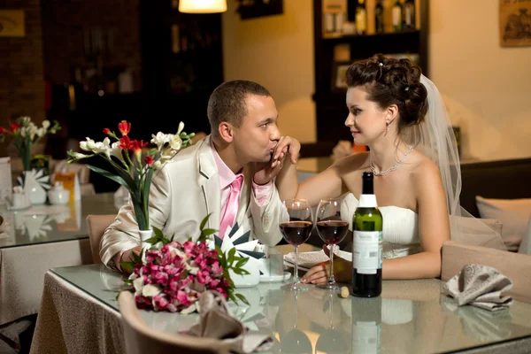 Нещодавно одружена пара в ресторані — стокове фото