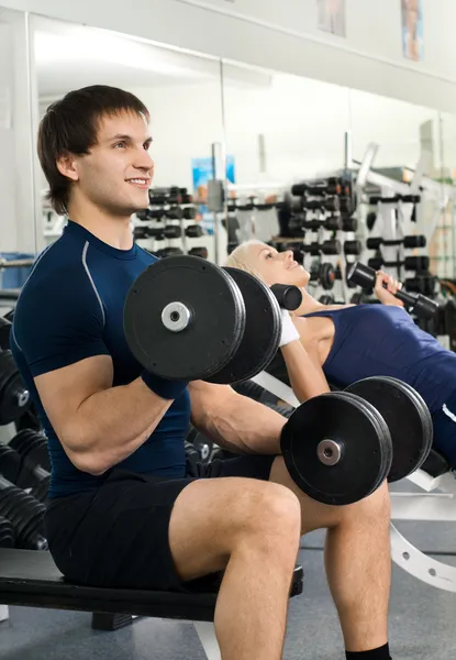 Fille et mec exercice avec haltères — Photo