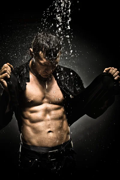 Muskulöser, sexy Kerl unter der Dusche — Stockfoto
